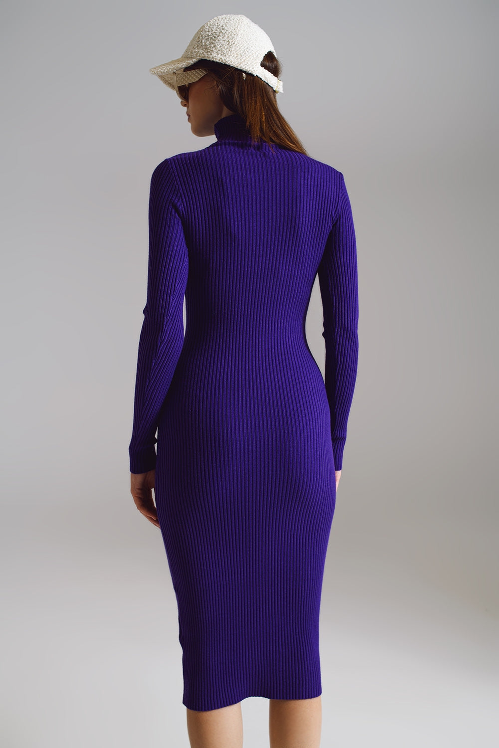 Vestido de punto midi entallado con cuello de tortuga en morado Q2