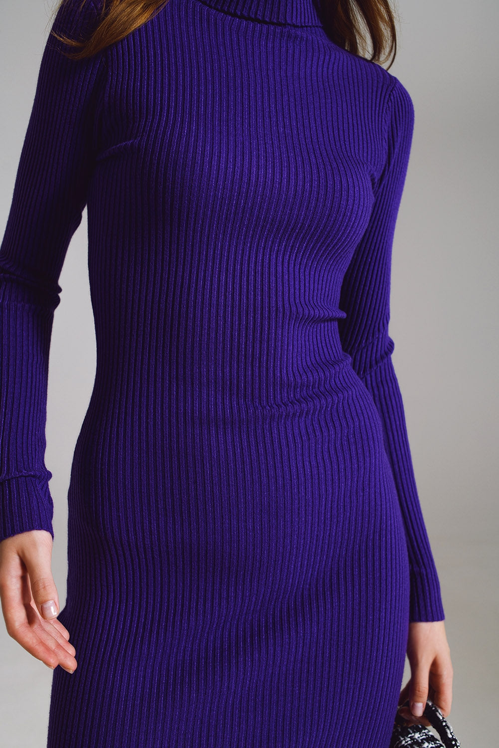 Vestido de punto midi entallado con cuello de tortuga en morado Q2