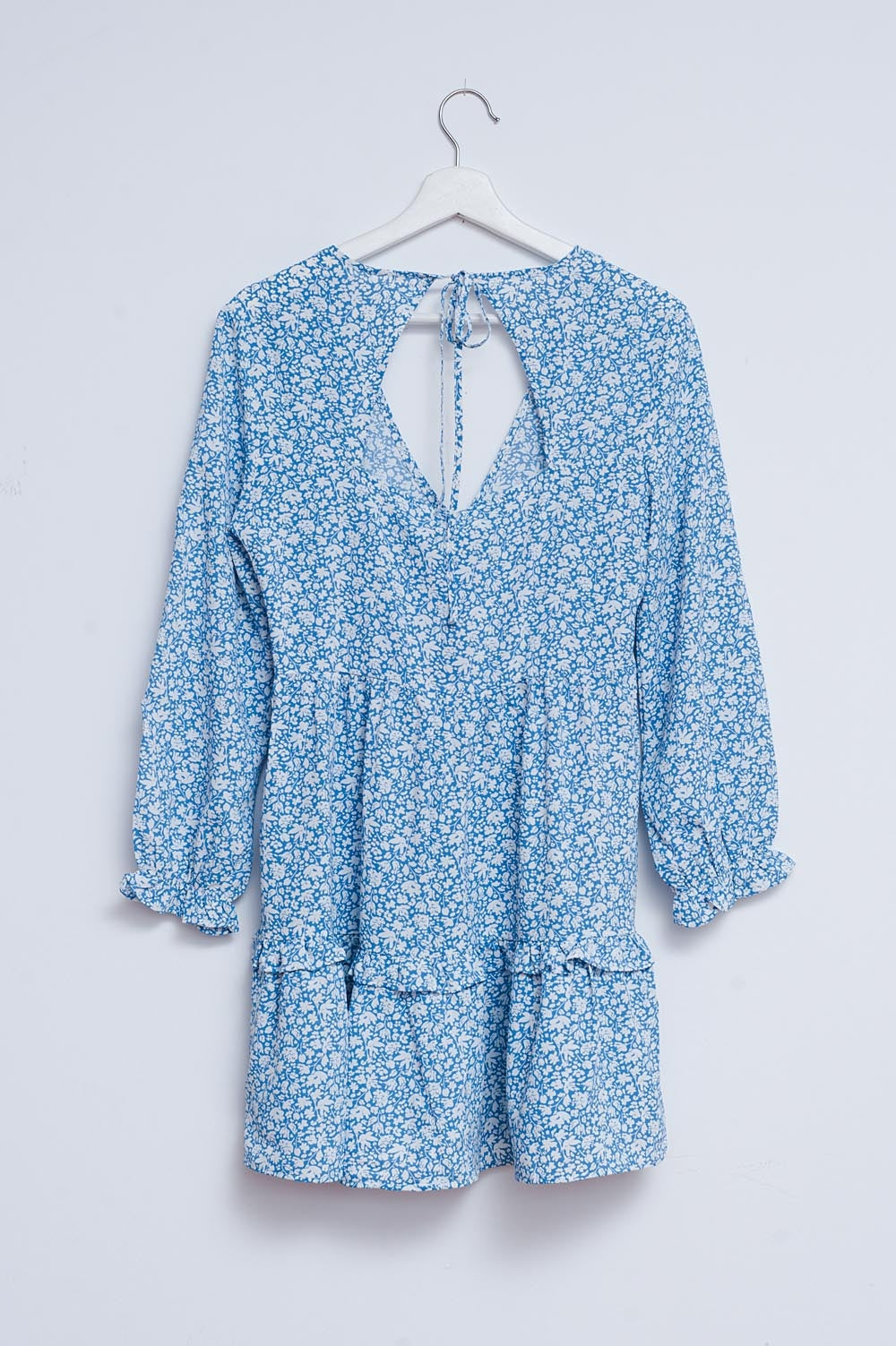 Vestido de tarde corto azul con espalda al aire y estampado de flores Q2