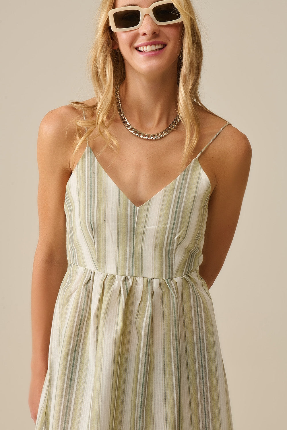 Vestido de tirantes a rayas con cuello en V en verde Q2