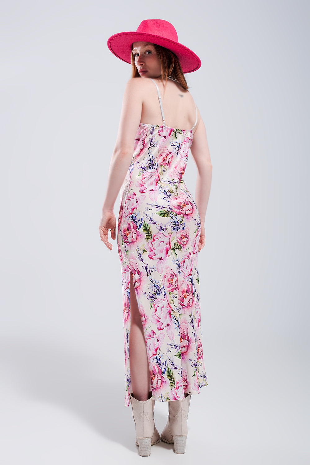 Vestido de tirantes con estampado de rosas y diseño escotado de satén rosa Q2