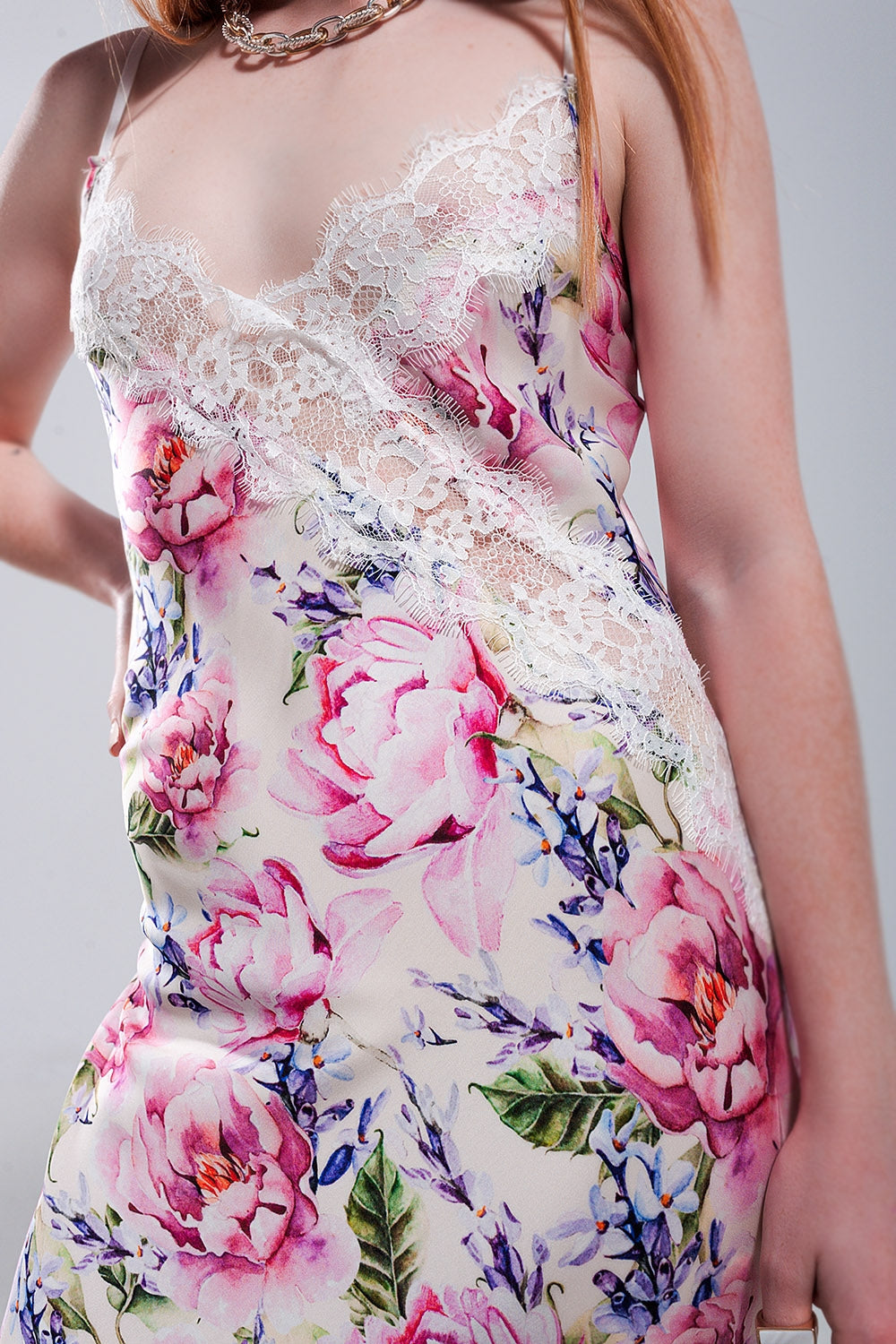 Vestido de tirantes con estampado de rosas y diseño escotado de satén rosa Q2