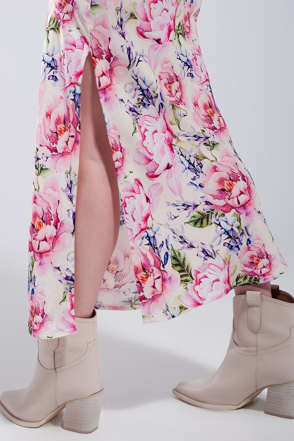 Vestido de tirantes con estampado de rosas y diseño escotado de satén rosa Q2