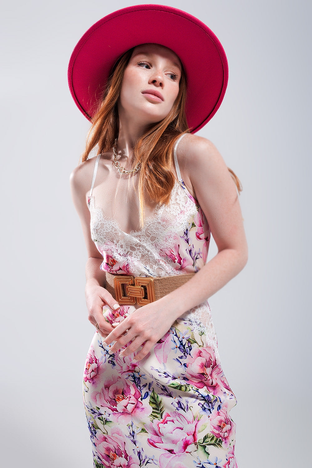 Vestido de tirantes con estampado de rosas y diseño escotado de satén rosa Q2