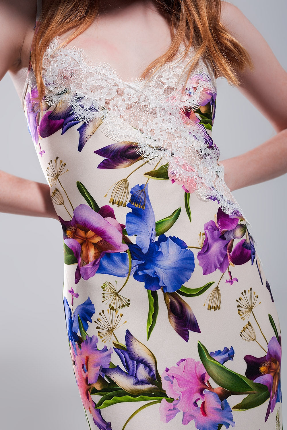 Vestido de tirantes con estampado floral variado de satén beige Q2