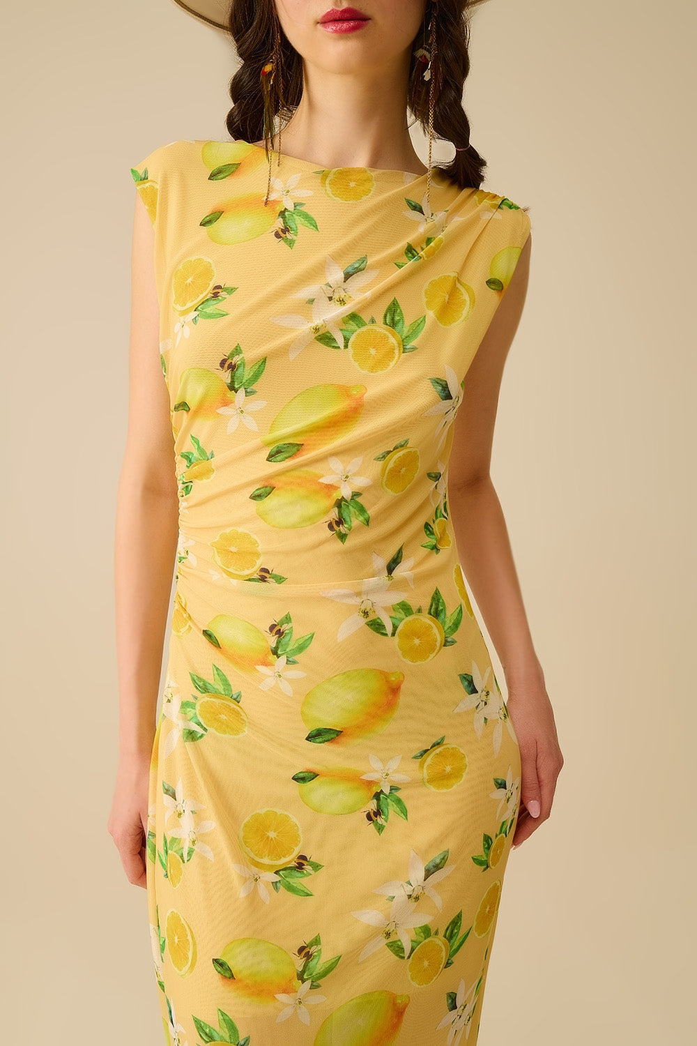 Vestido de tul con pliegues laterales en estampado amarillo limón Q2
