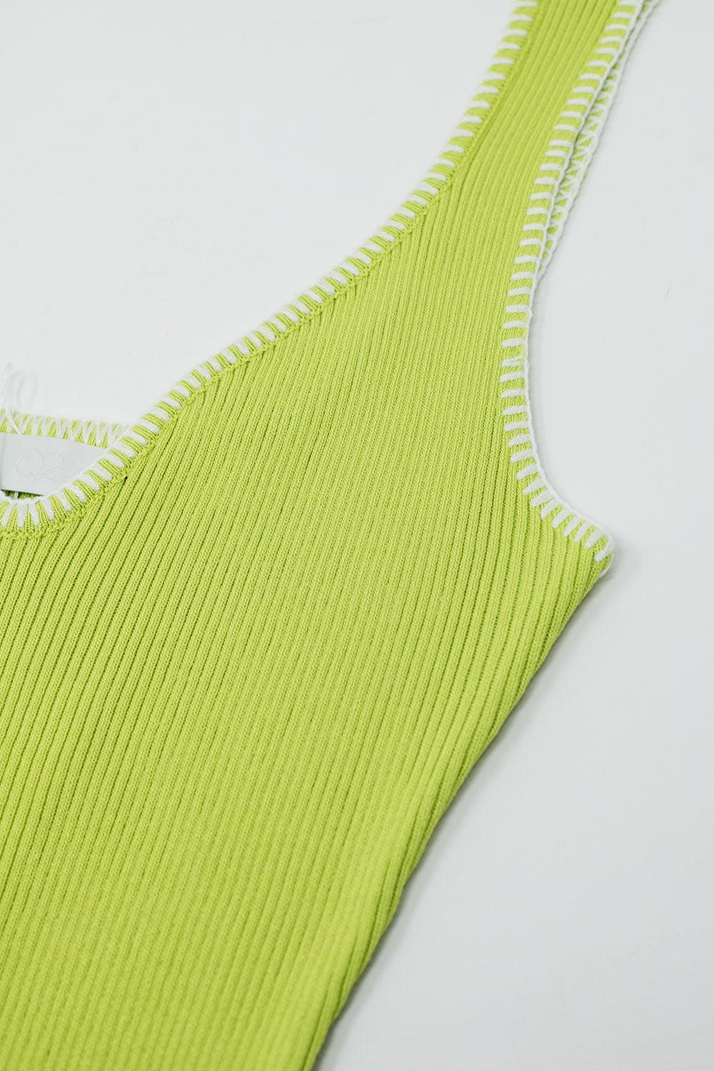 Vestido de verano de corte A en verde lima con ribetes blancos Q2