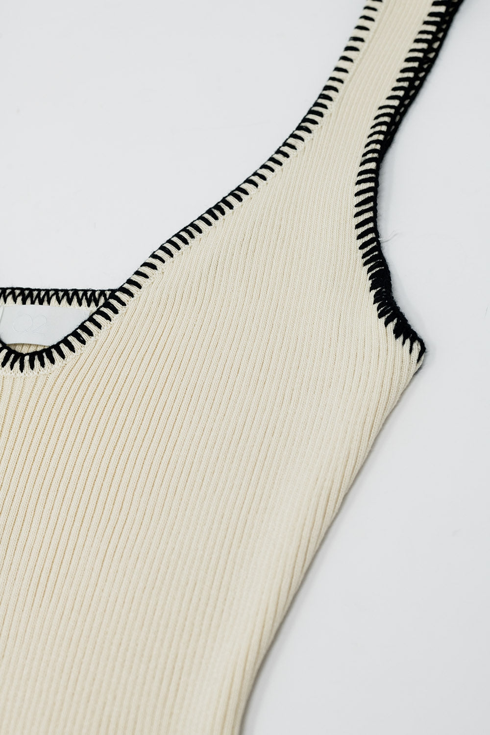 Vestido de verano de punto beige con ribetes negros Q2