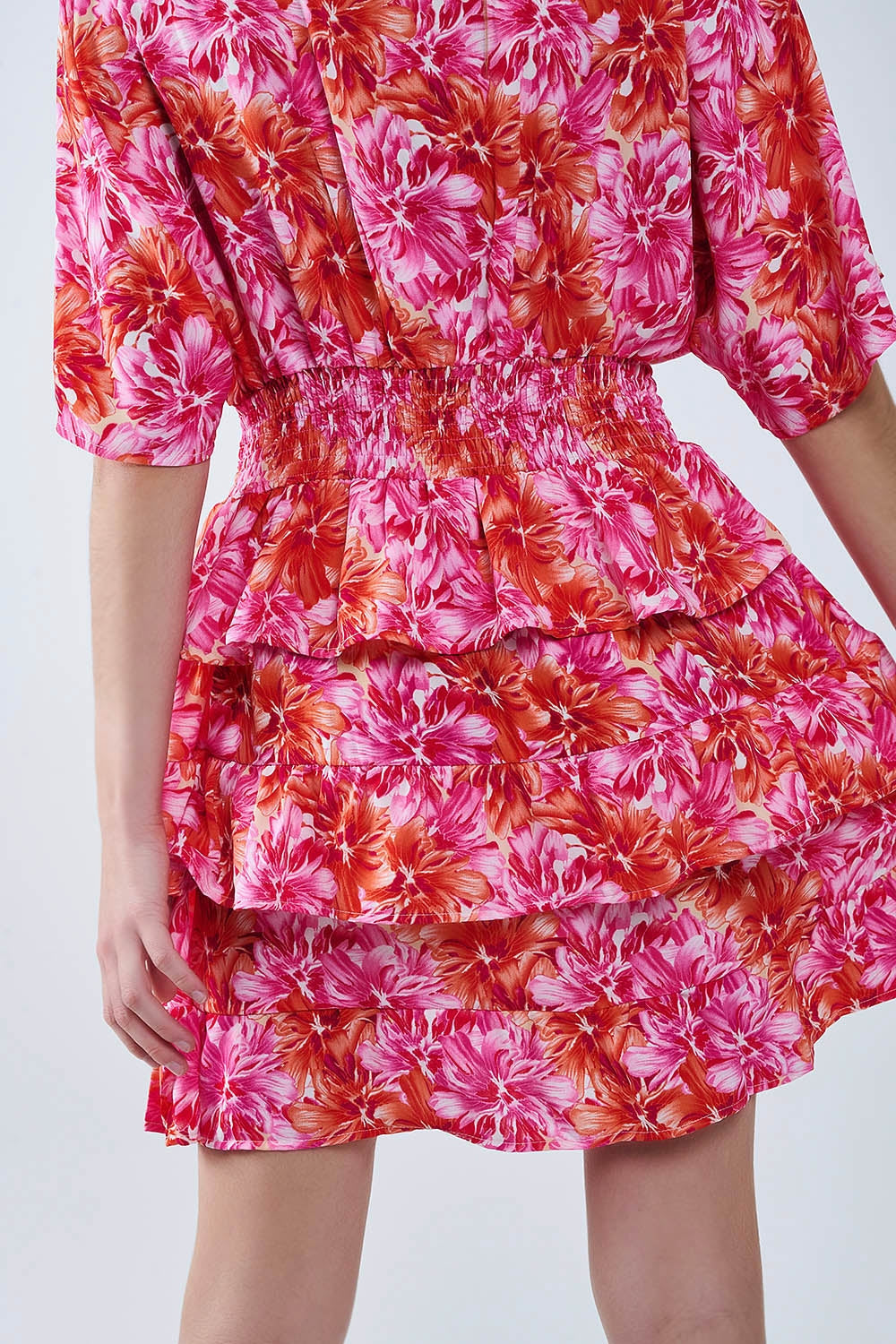 Vestido Estampado Floral En Tonos Rosas Naranjas Y Rojos Q2