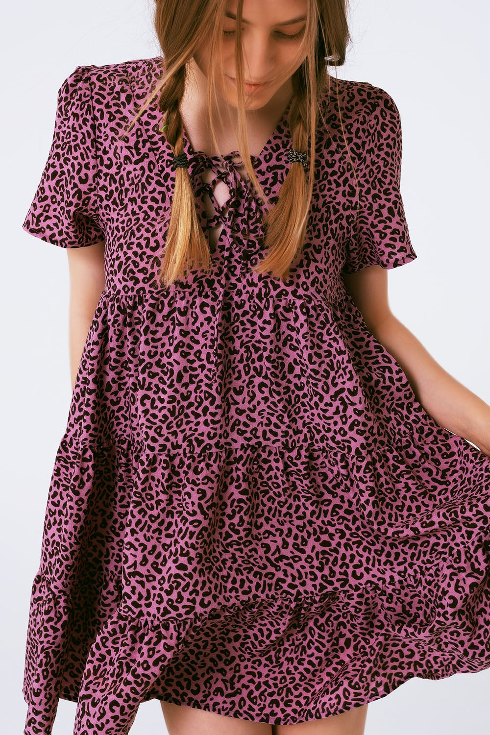 Vestido estilo baby doll de manga corta con detalle en el cuello en estampado de leopardo morado Q2