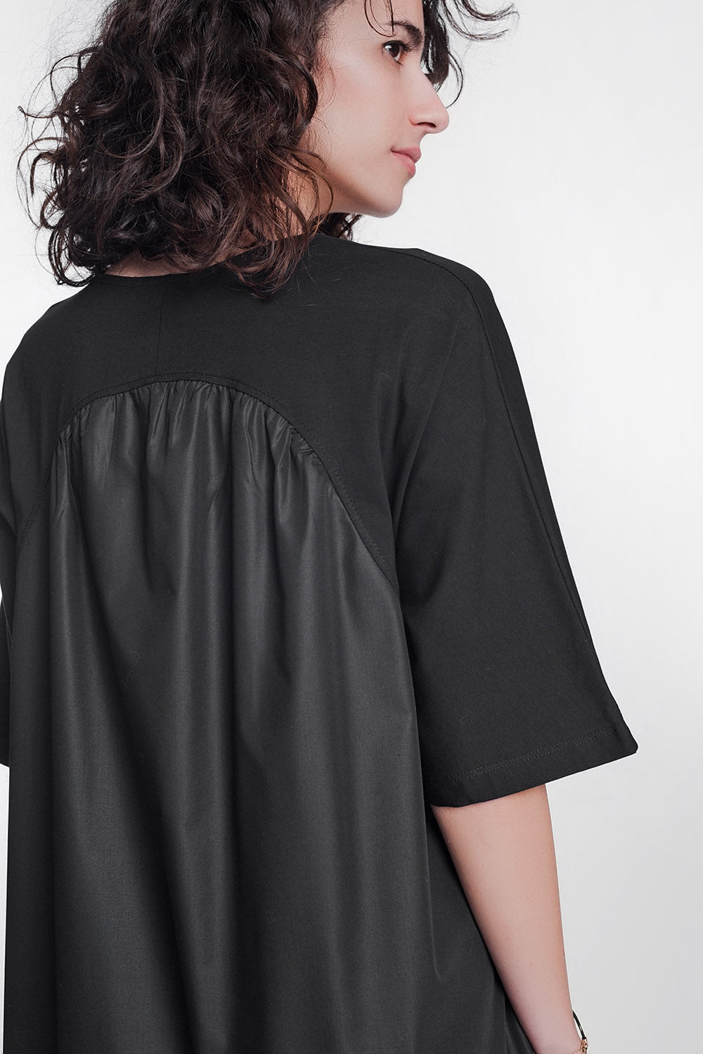 Vestido estilo camisero de popelin con cuello redondo en color negro Q2