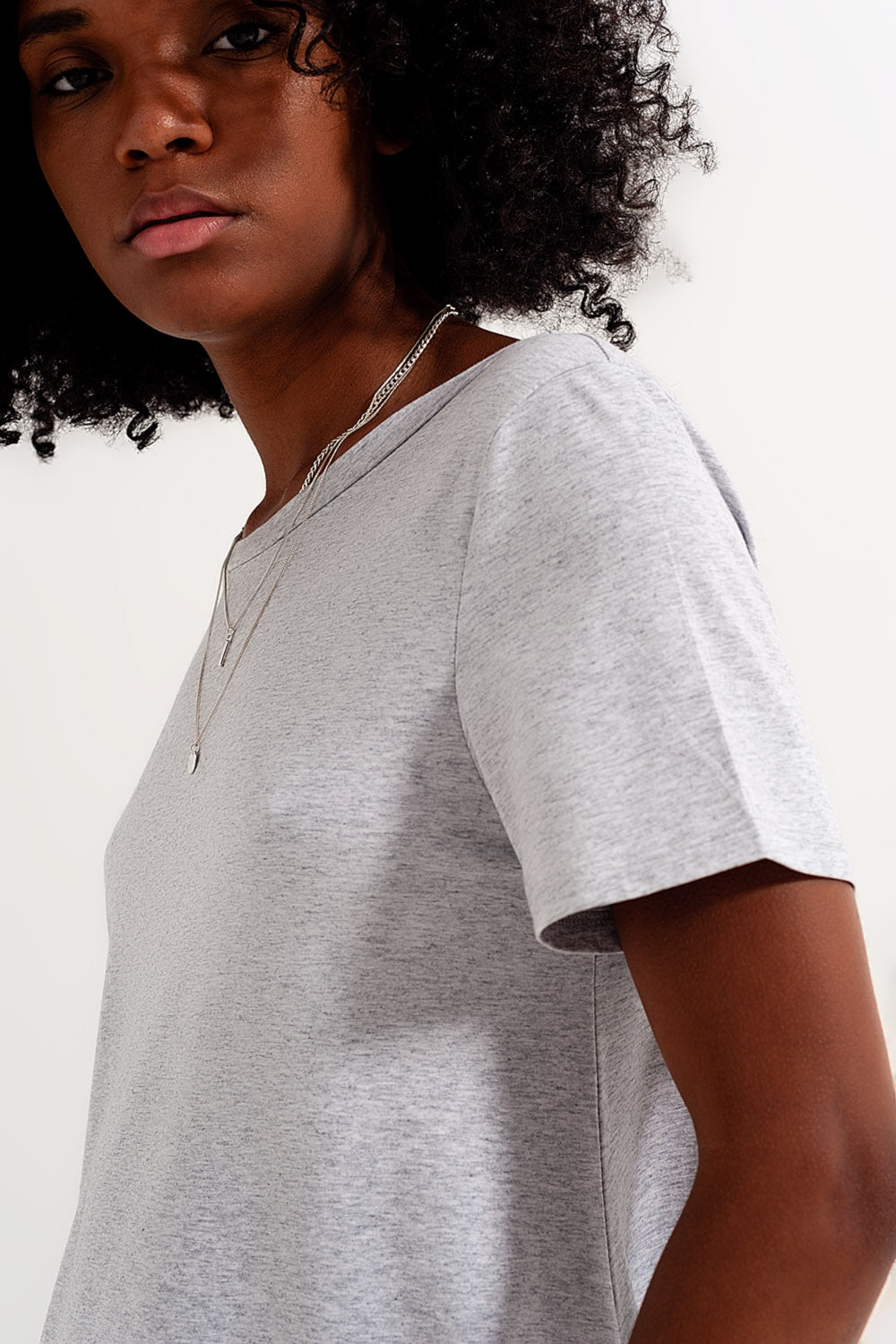 Vestido estilo camiseta con vuelo y bolsillos ocultos en gris Q2