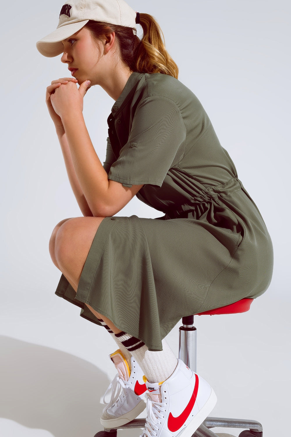 Vestido fluido abotonado con cinturón y bolsillos laterales Q2