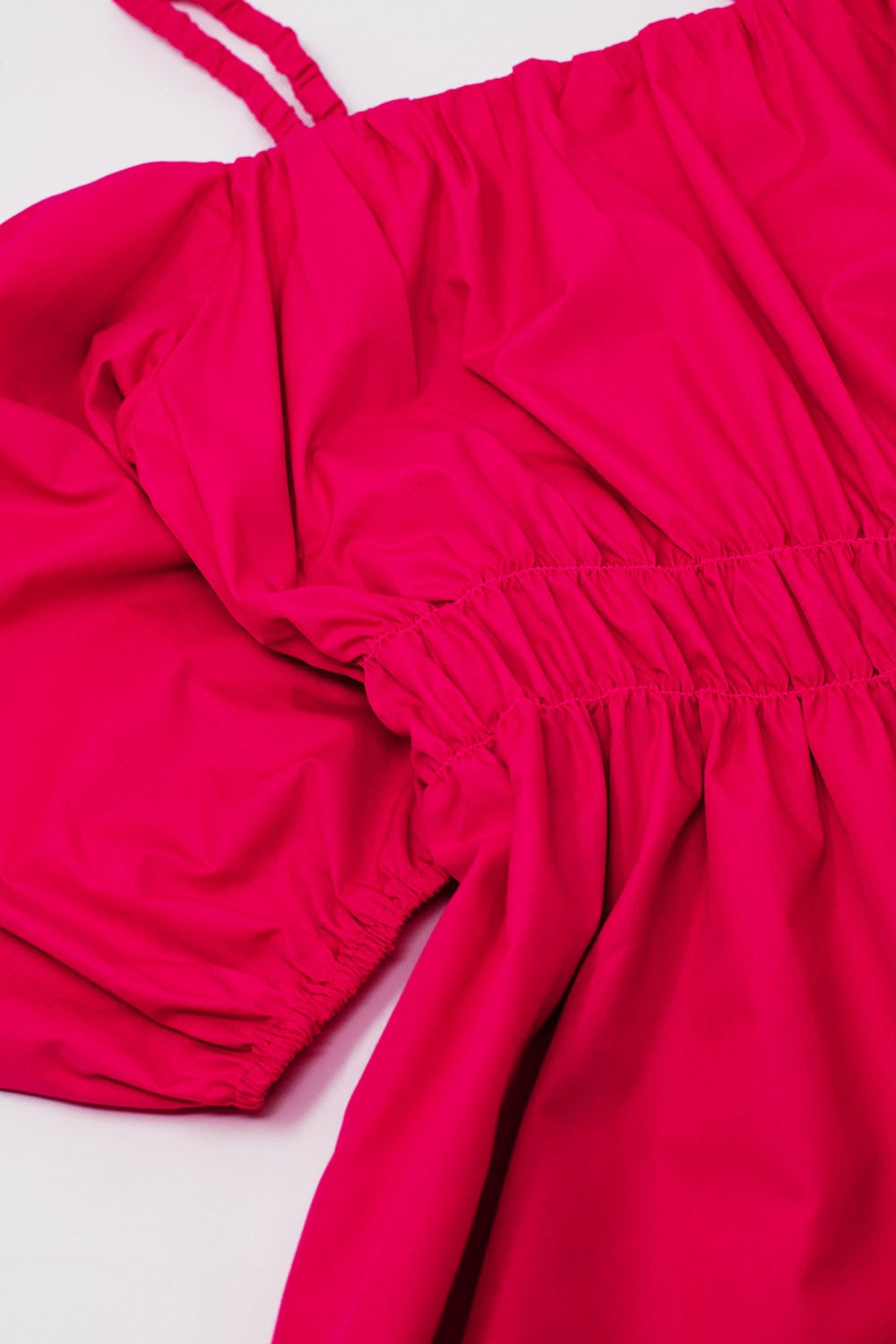 Vestido fuchsia midi de manga corta y tirantes Q2