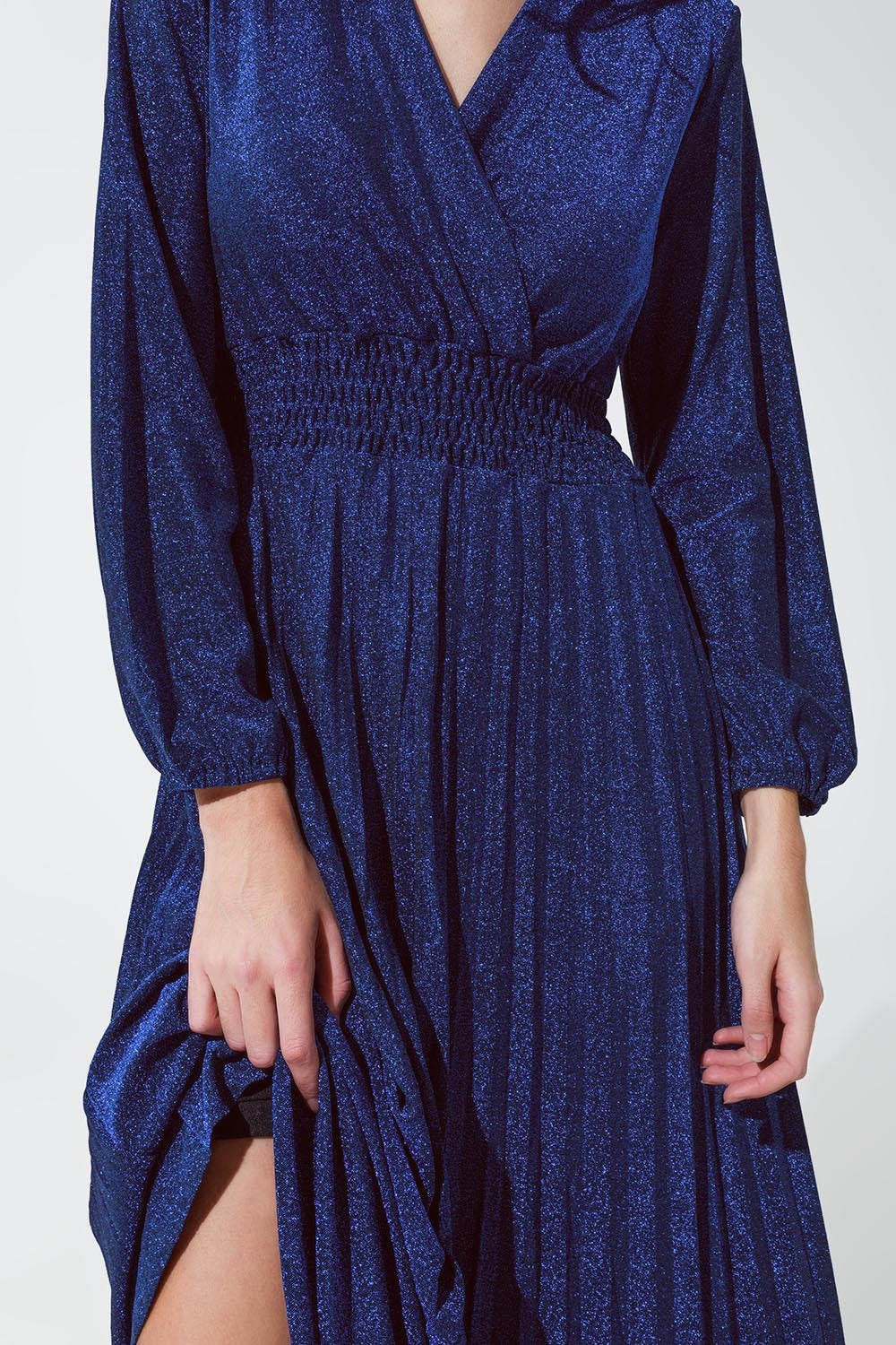 Vestido largo azul brillante entallado de talle alto y cuello en V Q2