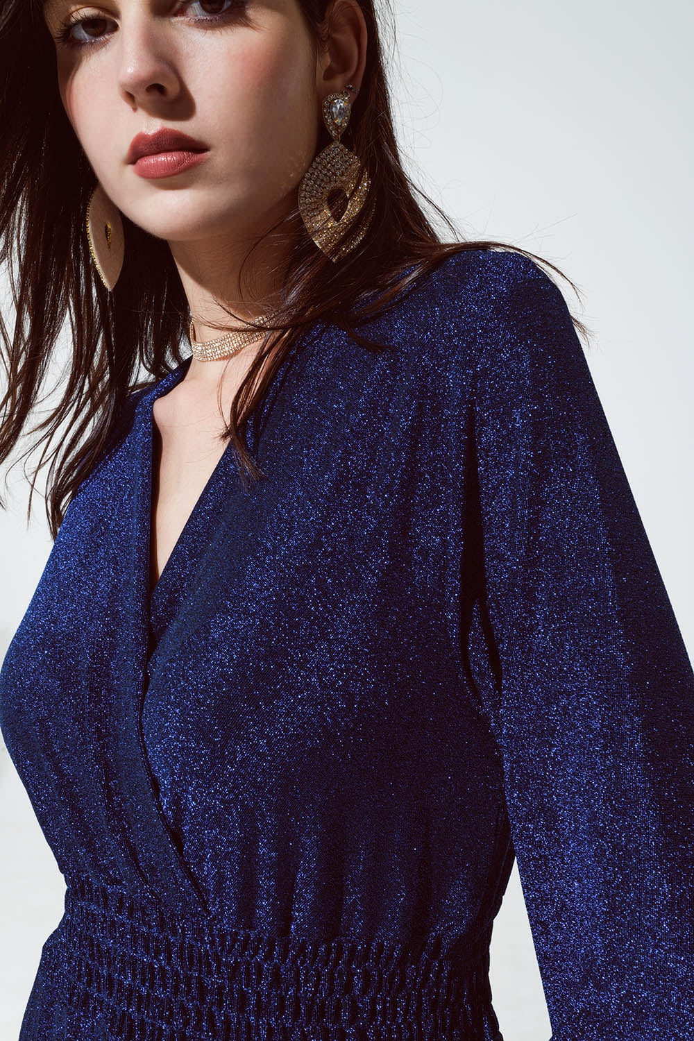 Vestido largo azul brillante entallado de talle alto y cuello en V Q2