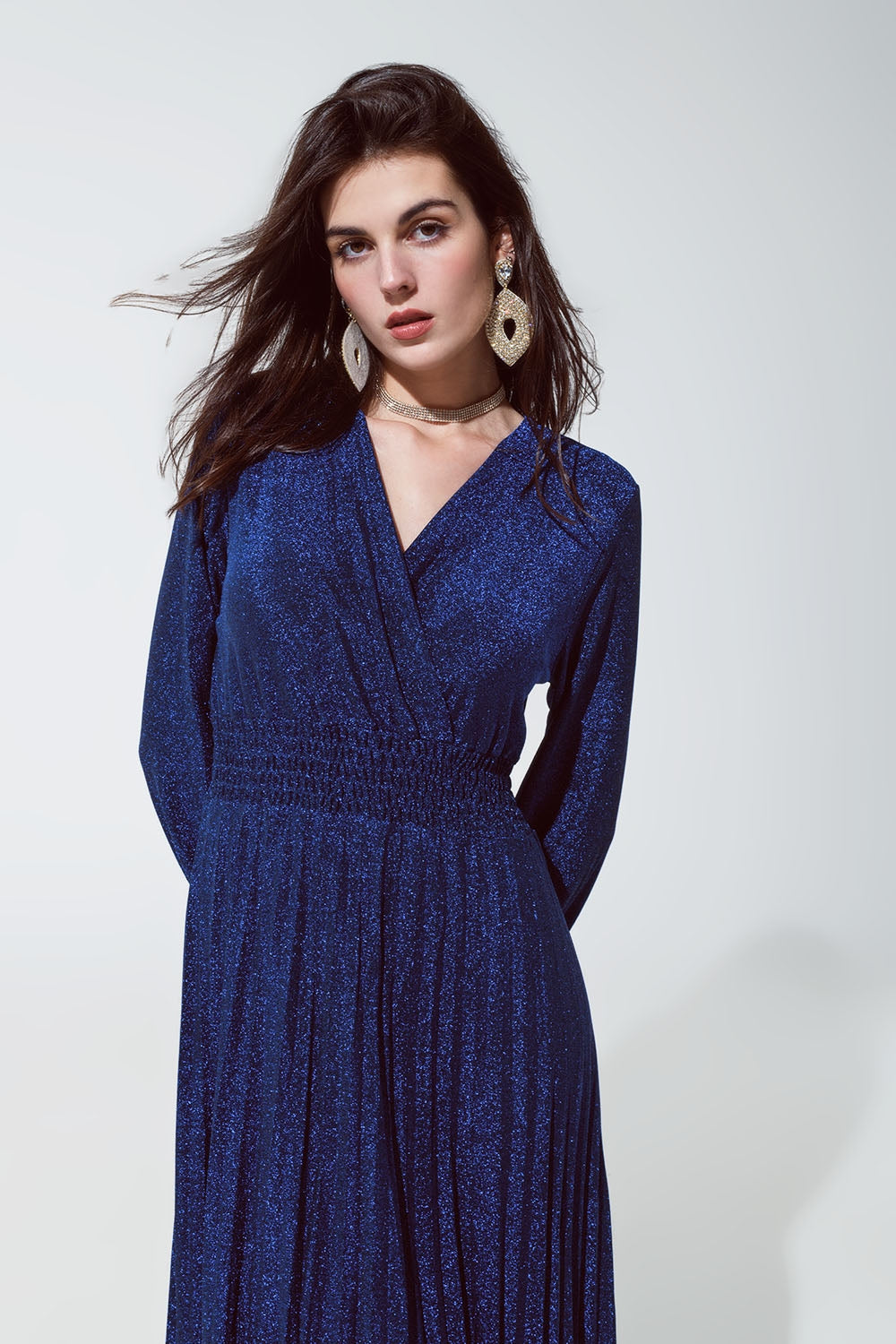 Vestido largo azul brillante entallado de talle alto y cuello en V Q2