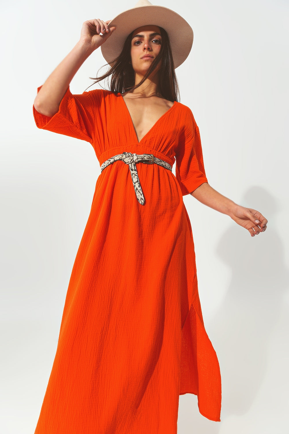 Vestido largo con cuello en V texturizado en naranja Q2