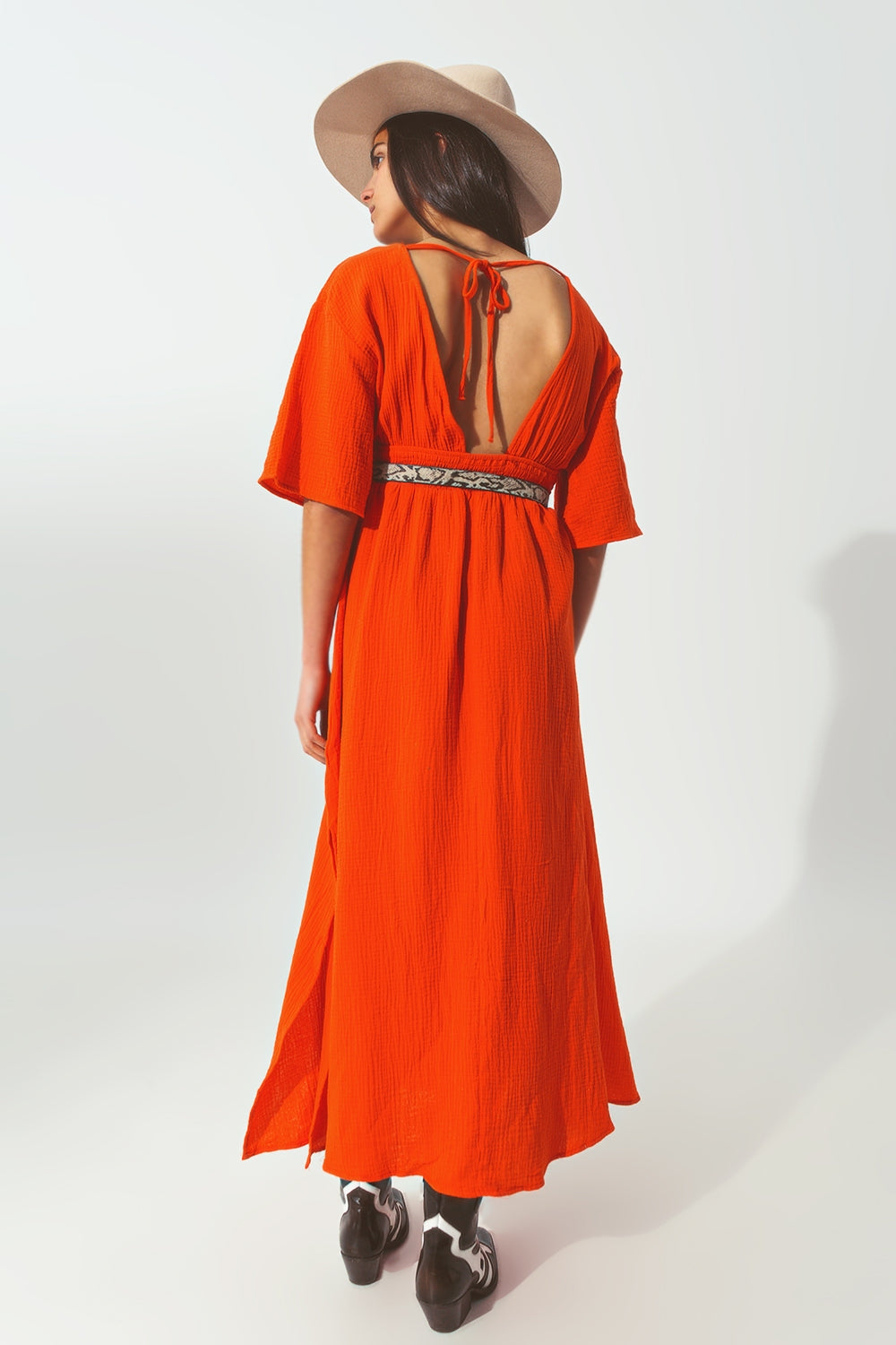 Vestido largo con cuello en V texturizado en naranja Q2