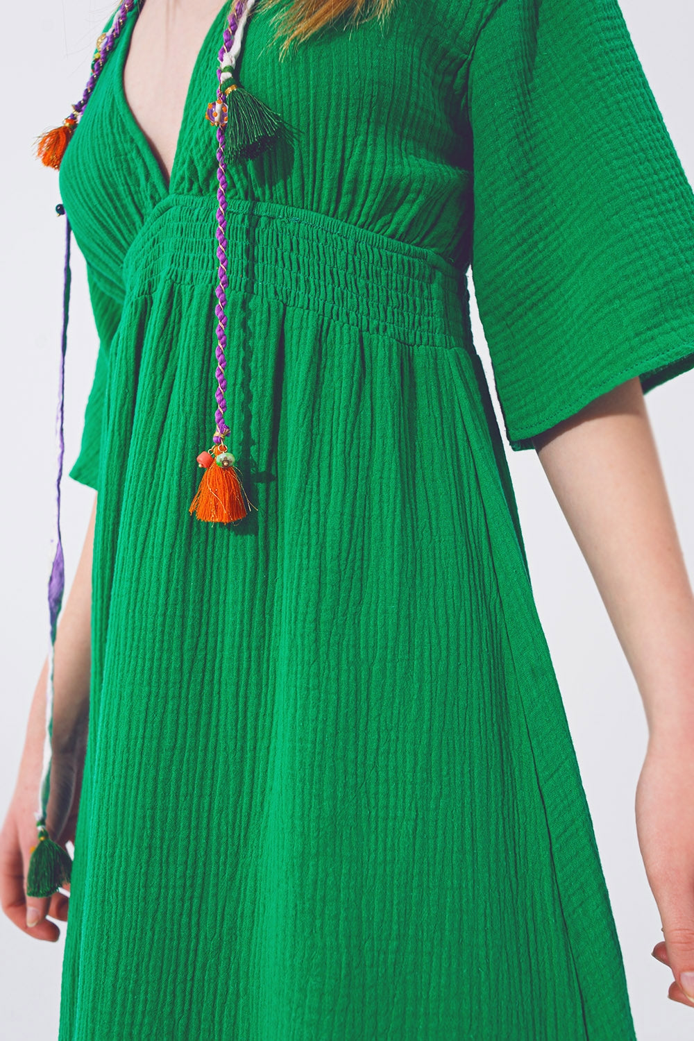 Vestido largo con cuello en V texturizado en verde Q2