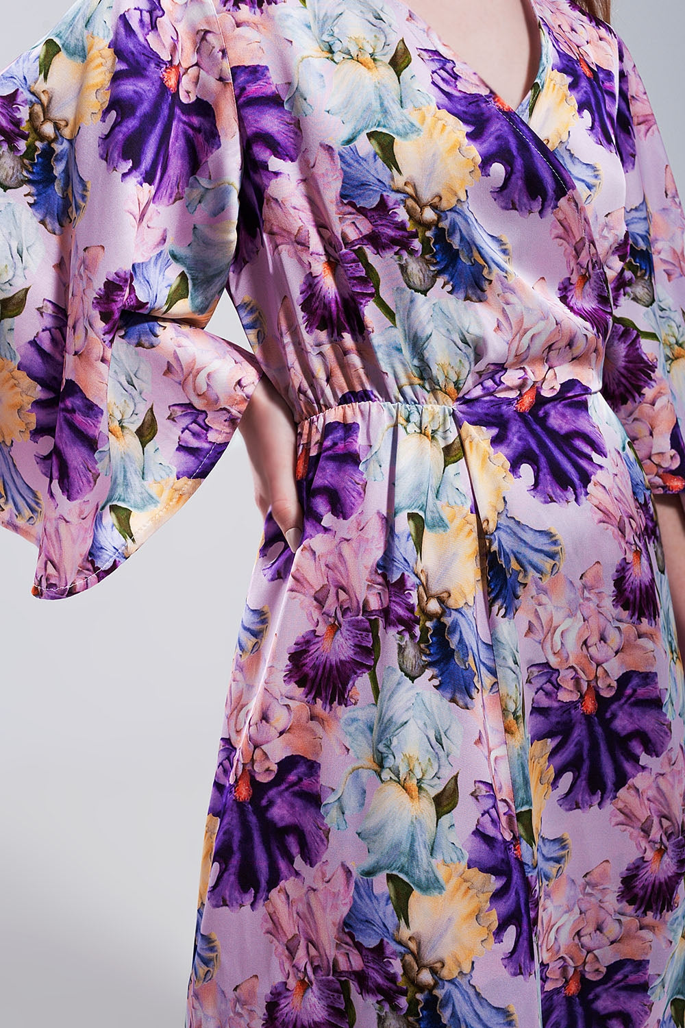 Vestido largo con estampado floral y mangas con vuelo morado Q2