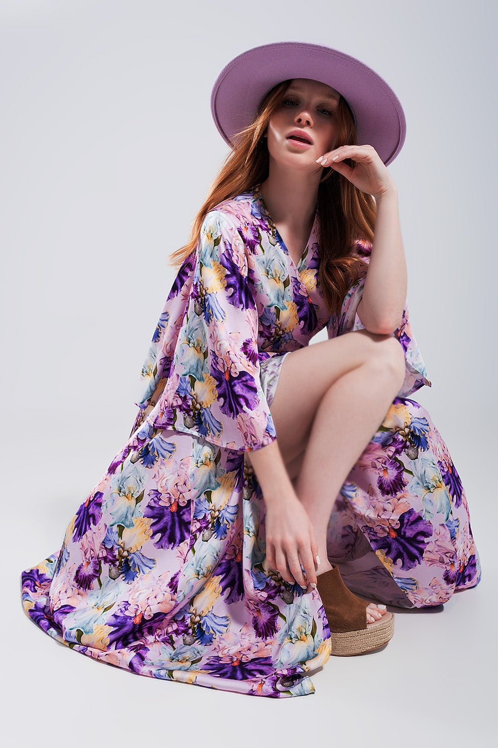 Vestido largo con estampado floral y mangas con vuelo morado Q2