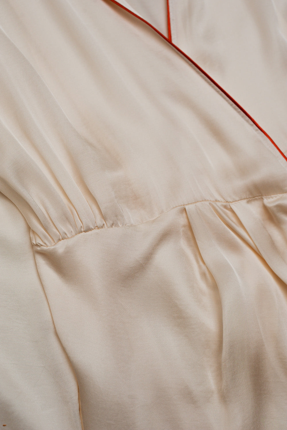 Vestido largo crema cruzado en la parte delantera de satén Q2