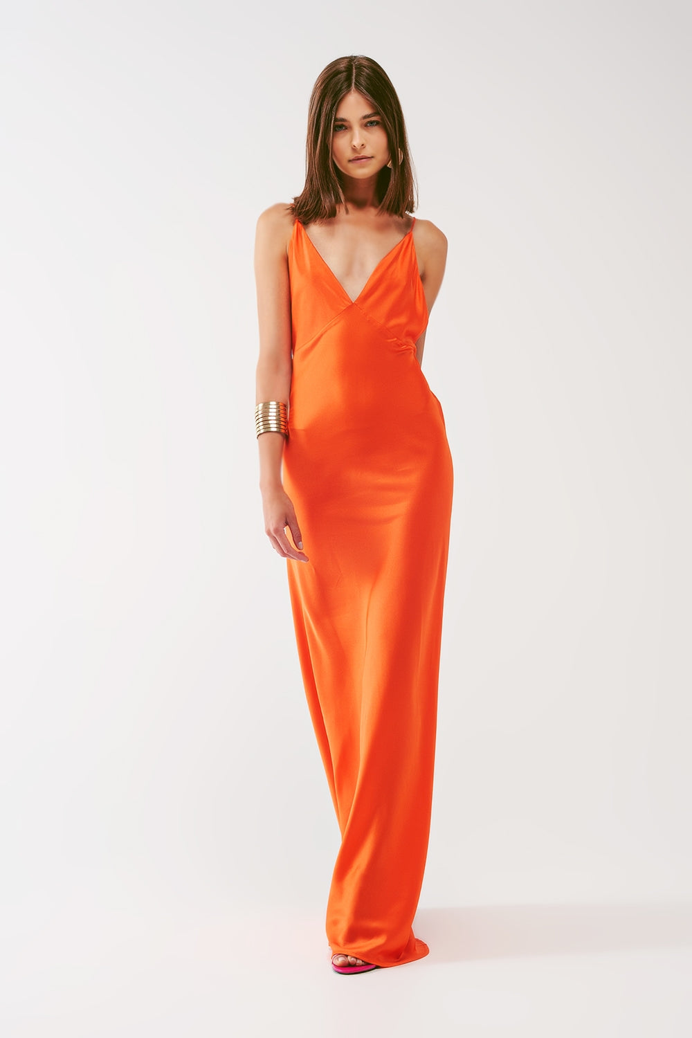 Vestido largo de satén con tirantes finos en naranja Q2