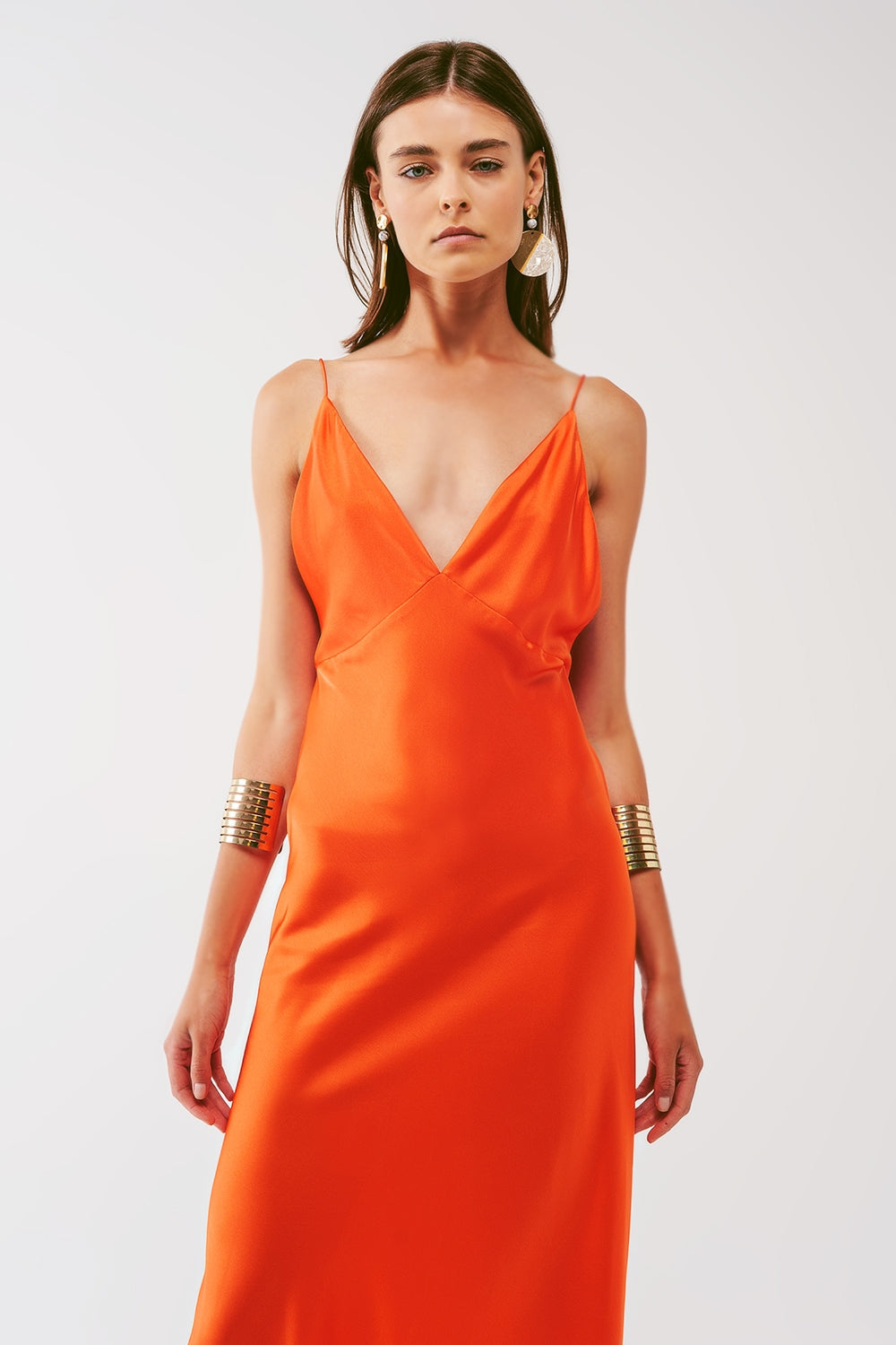 Vestido largo de satén con tirantes finos en naranja Q2
