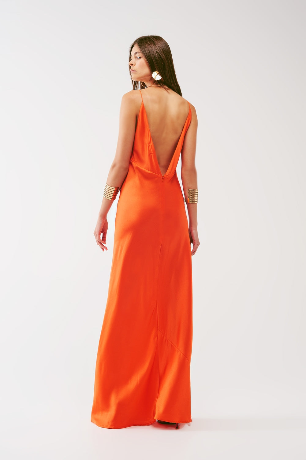 Vestido largo de satén con tirantes finos en naranja Q2