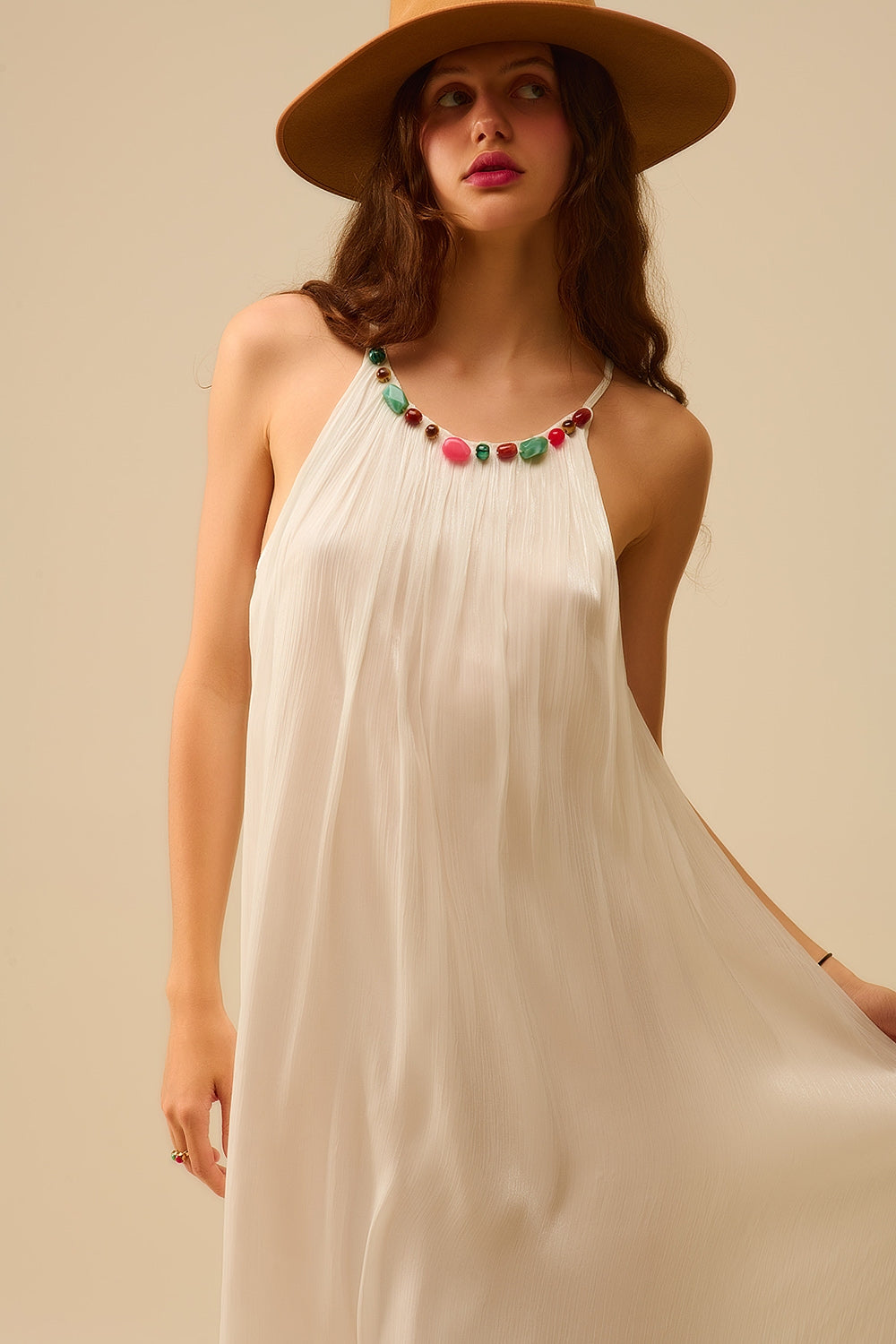 Vestido largo halter plisado blanco con escote de cuentas Q2