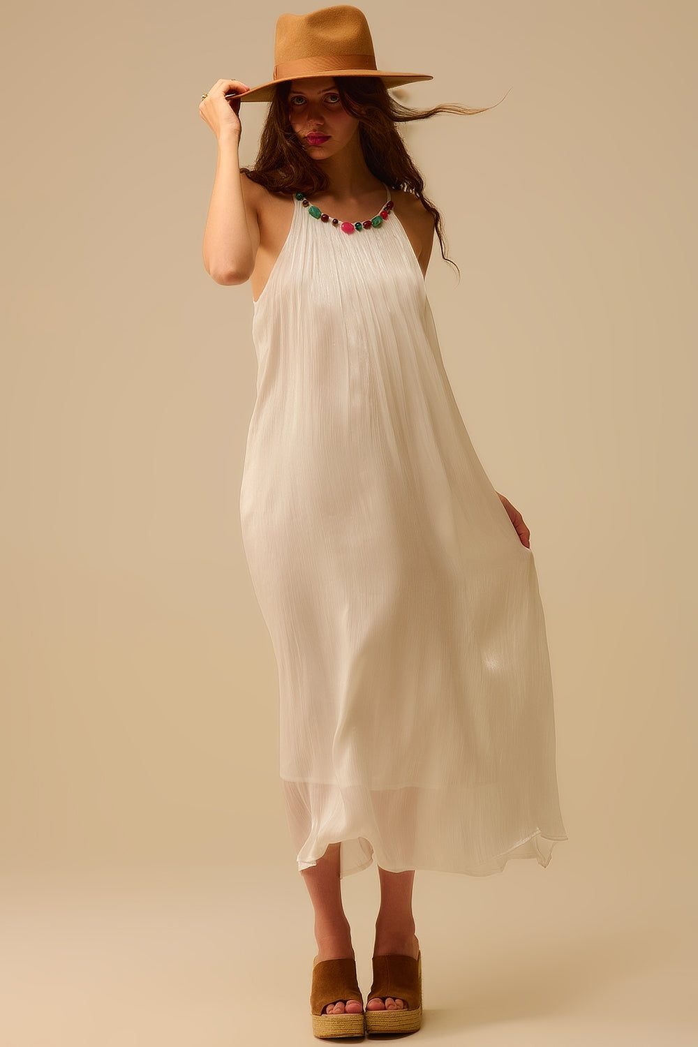 Q2 Vestido largo halter plisado blanco con escote de cuentas