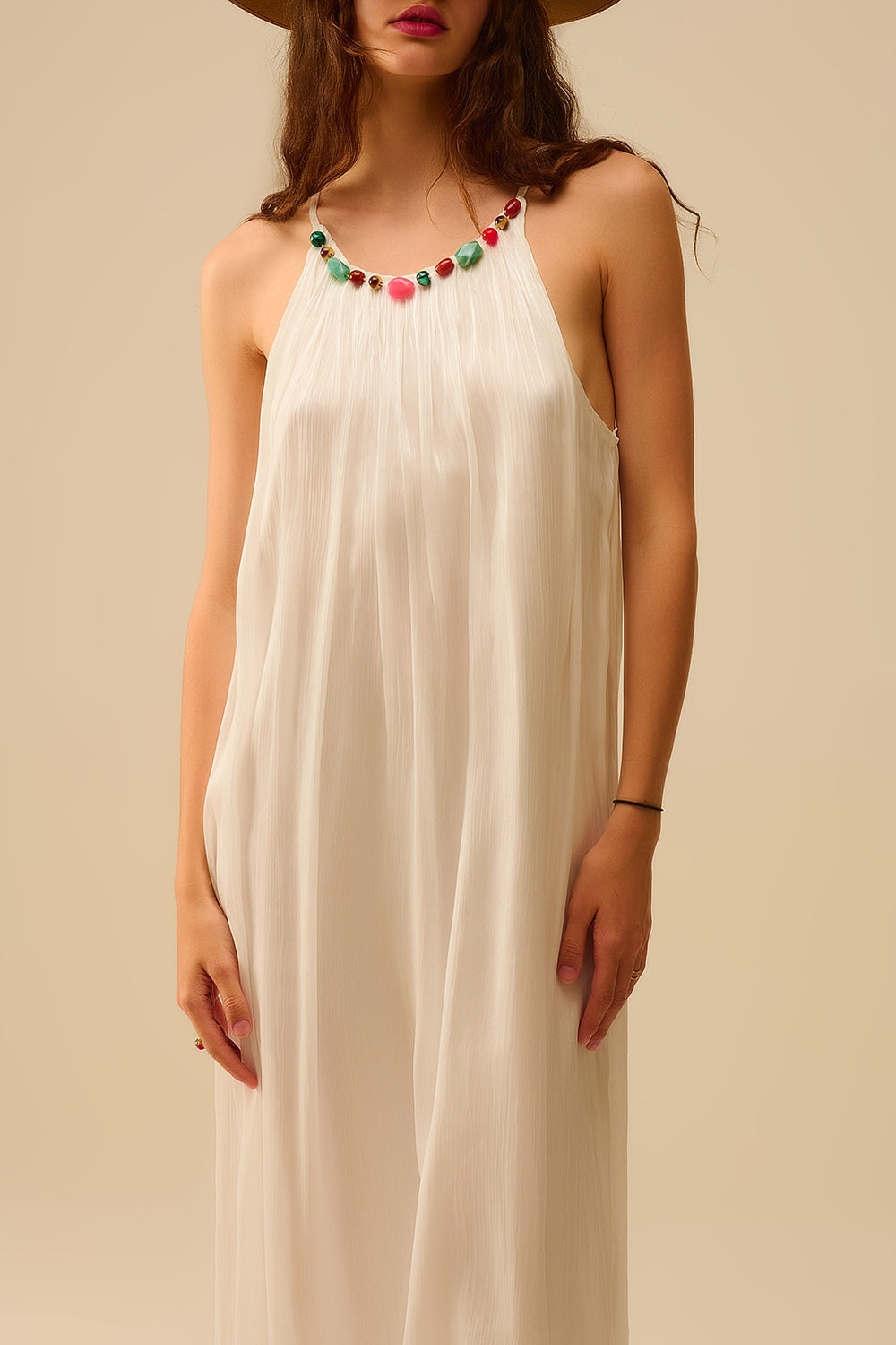 Vestido largo halter plisado blanco con escote de cuentas Q2