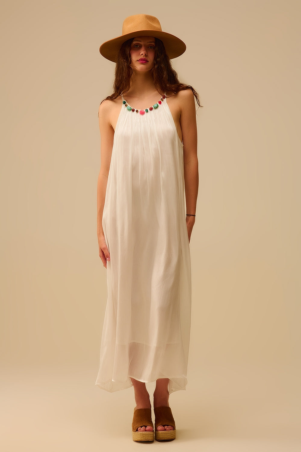 Vestido largo halter plisado blanco con escote de cuentas Q2