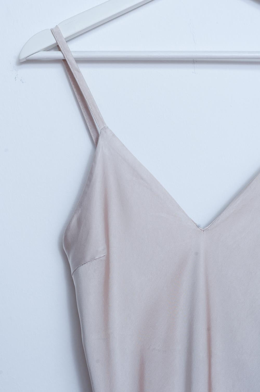 Vestido lencero corto beige con abertura de satén Q2