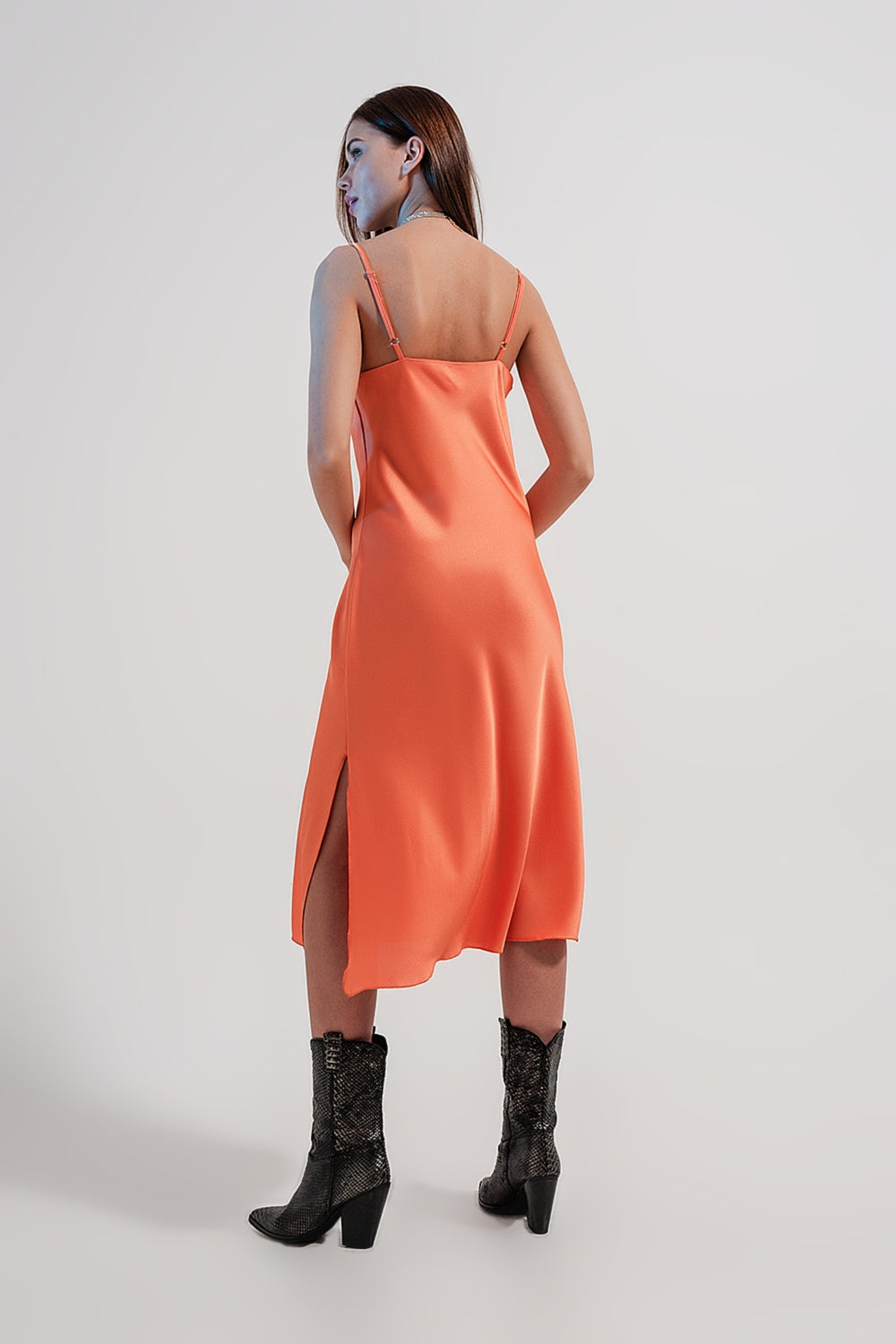 Vestido lencero de satén midi color naranja de tirantes Q2