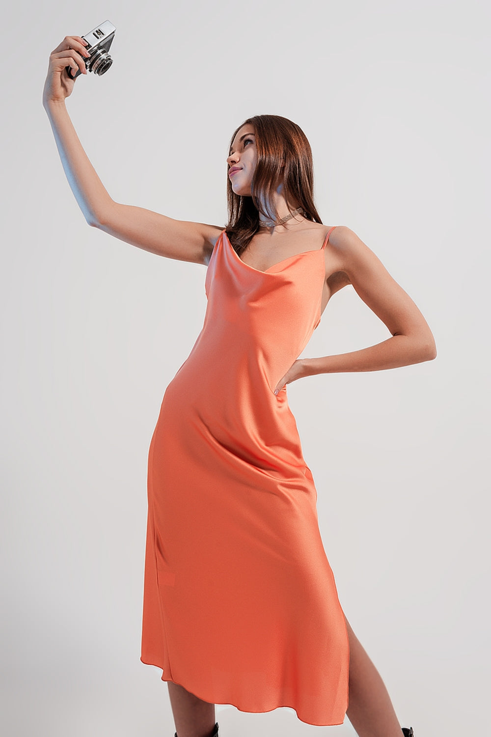 Vestido lencero de satén midi color naranja de tirantes Q2