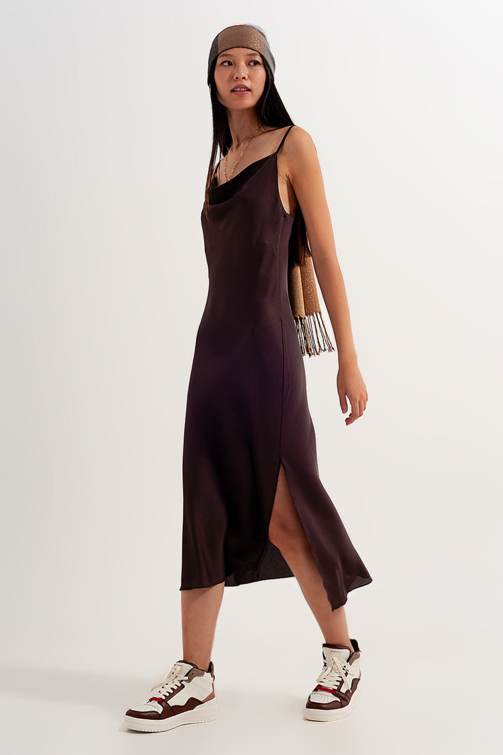 Vestido marrón de tirantes finos de satén Q2
