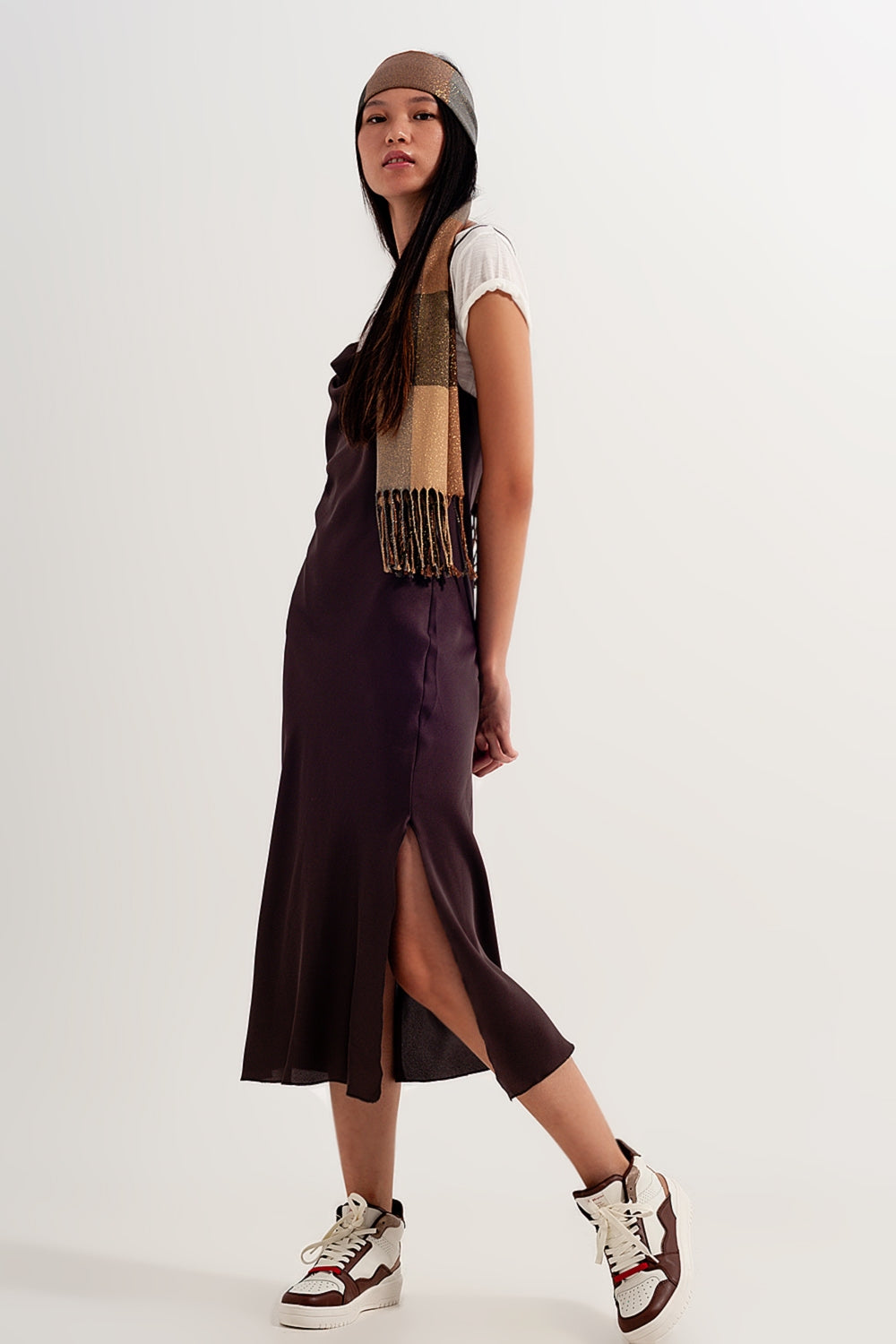 Vestido marrón de tirantes finos de satén Q2