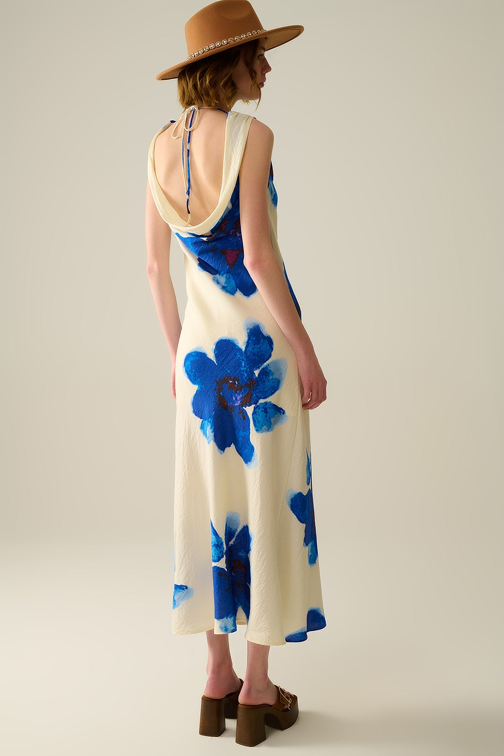 Vestido maxi azul sin mangas y con estampado floral Q2