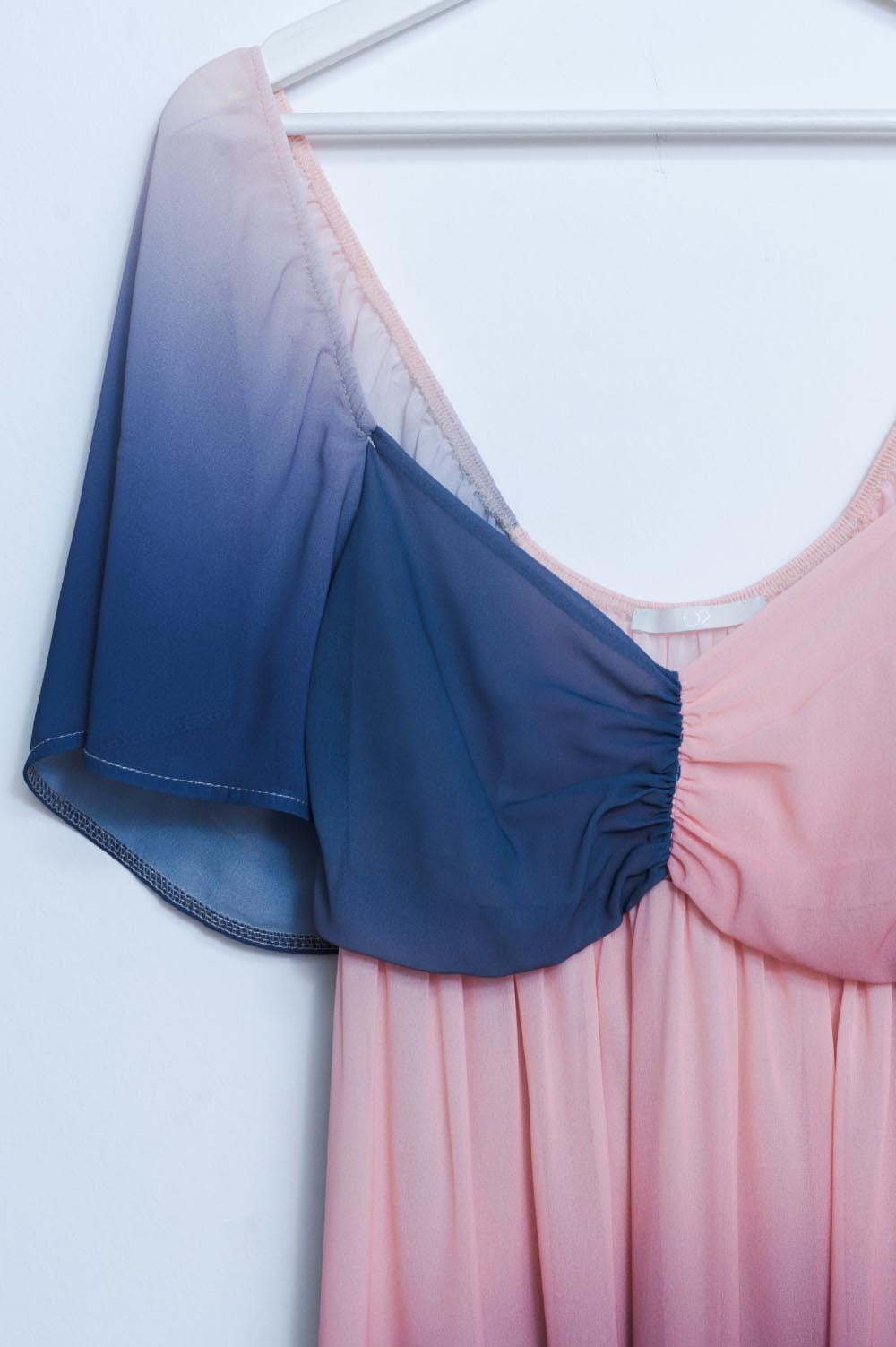 Vestido maxi con diseño degradado y escote corazón beige Q2