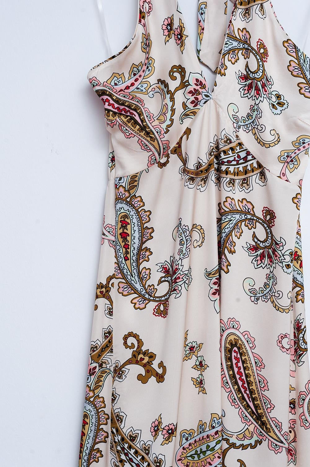 Vestido maxi con estampado de cachemir y cuello halter Q2