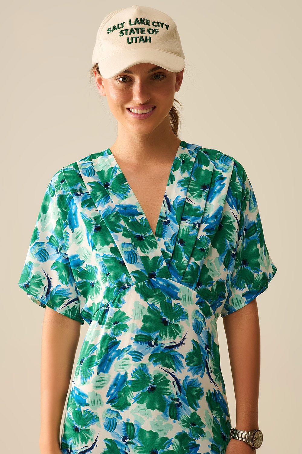 Vestido maxi con estampado floral en tejido de satén con mangas caídas Q2