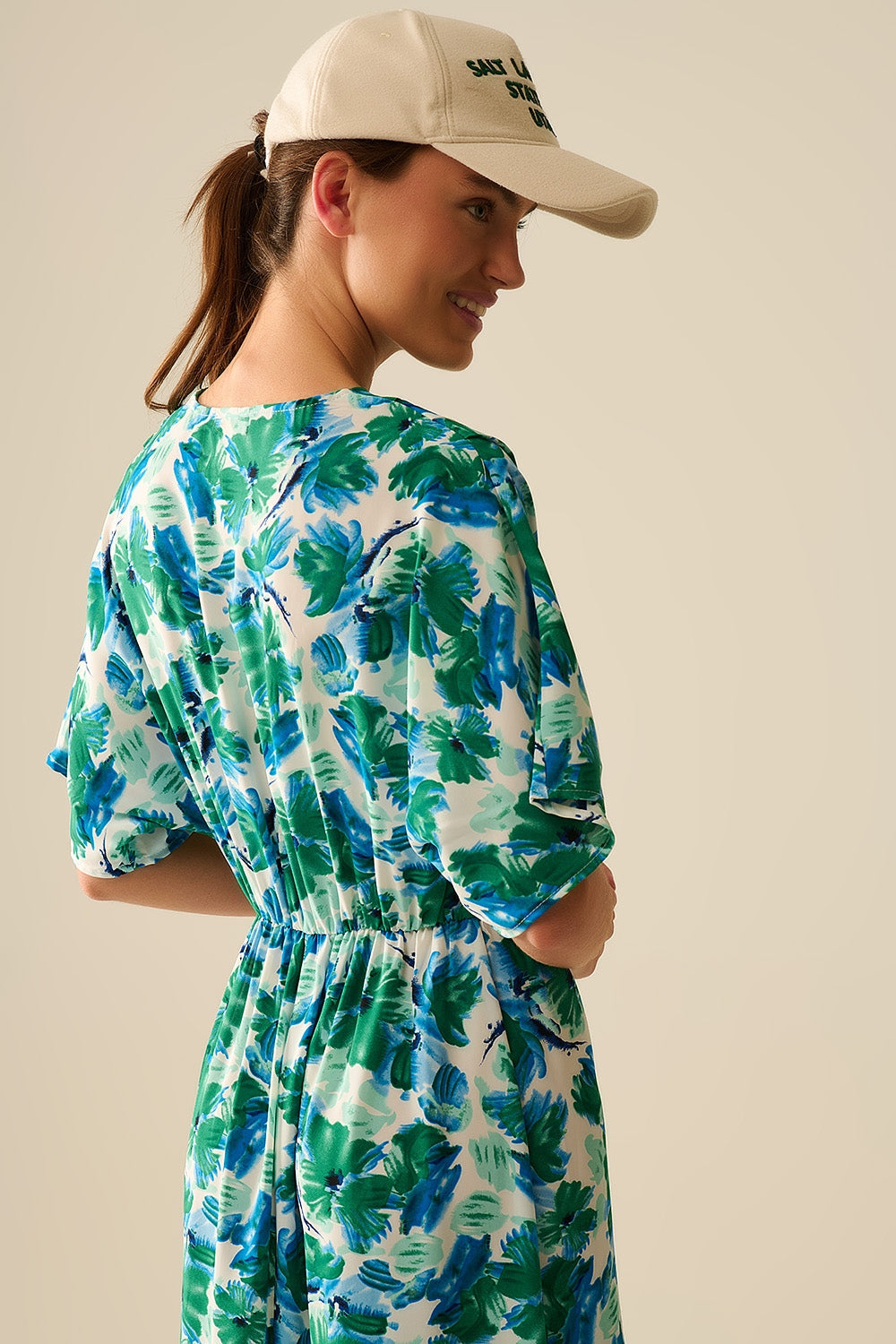 Vestido maxi con estampado floral en tejido de satén con mangas caídas Q2