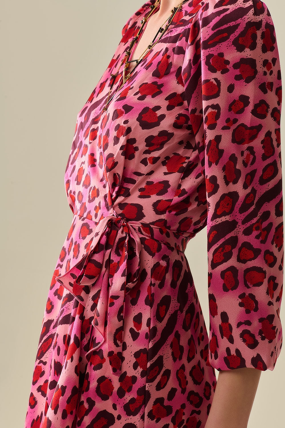 Vestido Maxi Cruzado en Satén con Estampado de Leopardo Fucsia Q2