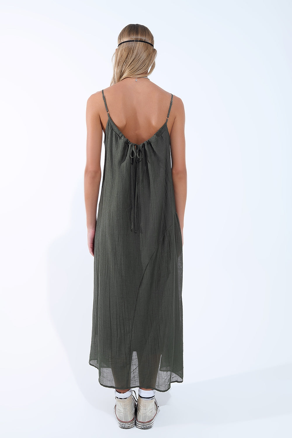 Vestido midi caqui con tirantes finos y detalle arrugado Q2