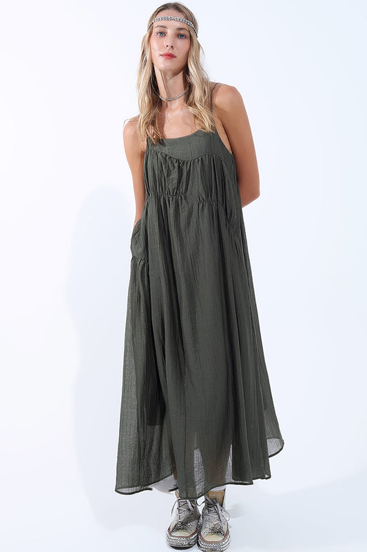 Q2 Vestido midi caqui con tirantes finos y detalle arrugado