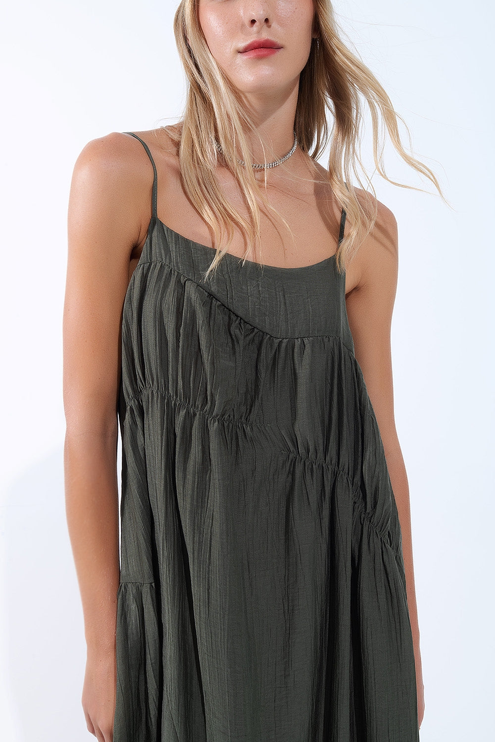 Vestido midi caqui con tirantes finos y detalle arrugado Q2