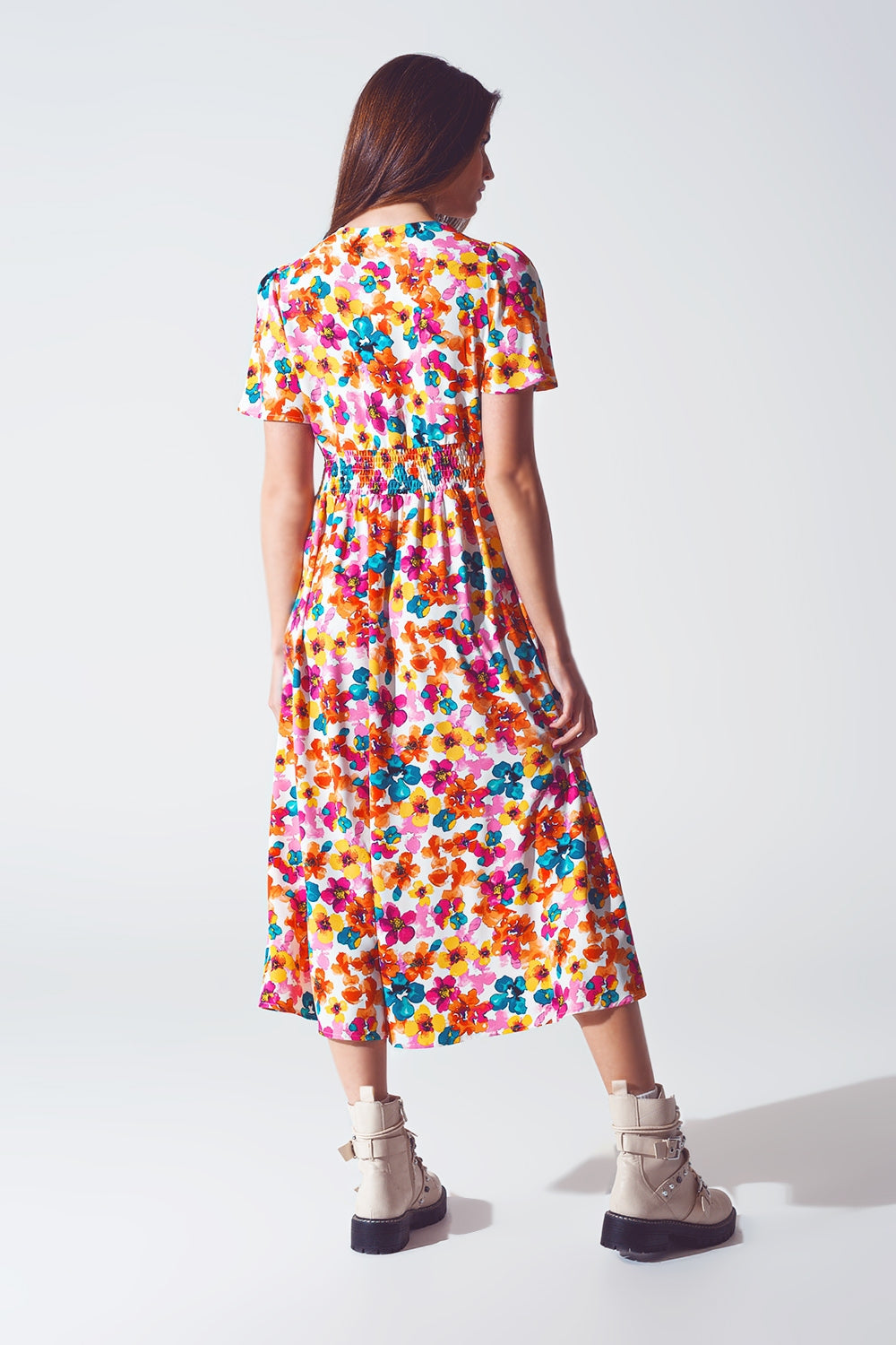 Vestido midi con cintura ajustada en estampado floral multicolor Q2