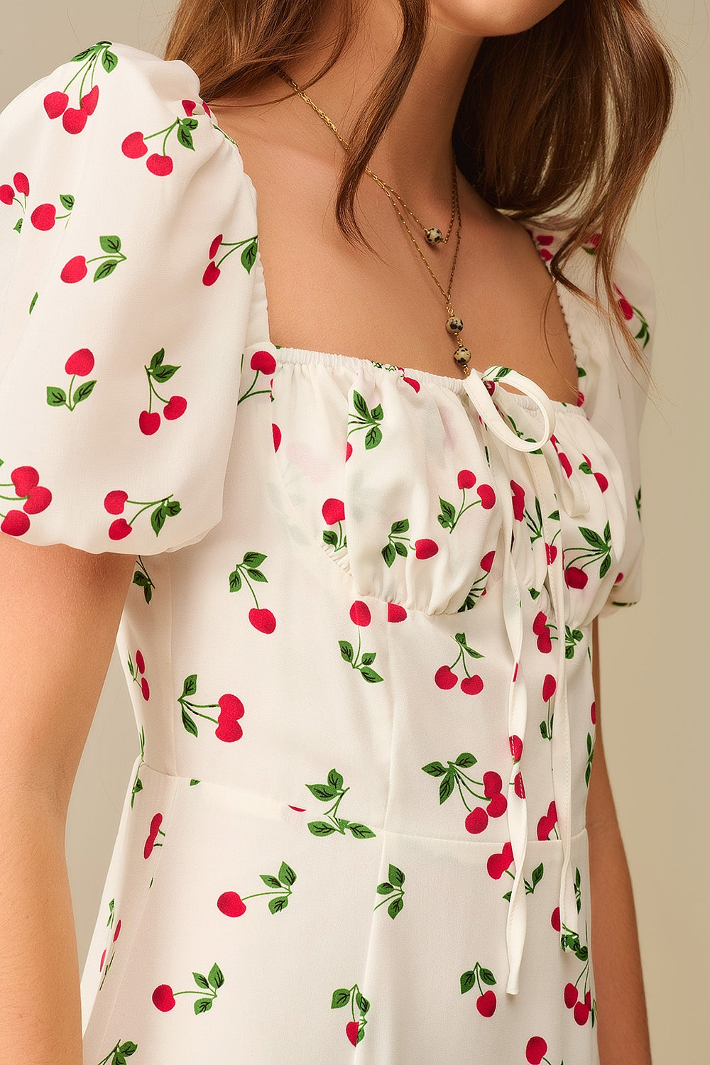 Vestido midi con estampado de cerezas y mangas abullonadas Q2